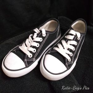 Converse style shoes